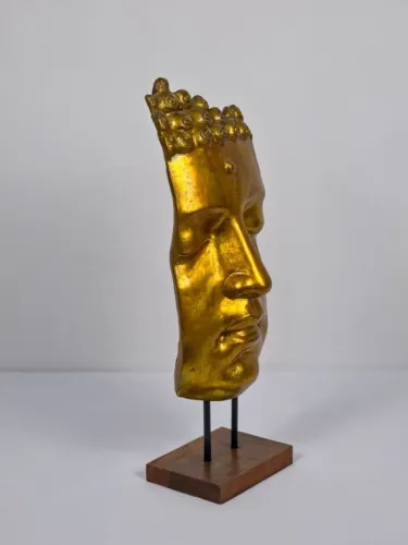 Rosto de Buda em uma base. Feita em barro, com detalhe na parte de cima