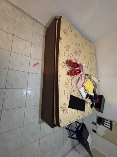 Cama com base e lateral de madeira