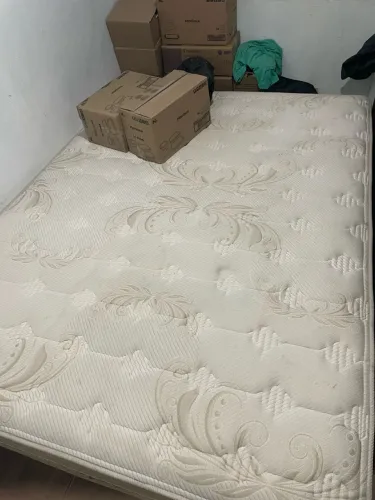 Cama casal com baú
