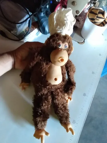 Pelúcia antigo macaco que chupa dedo