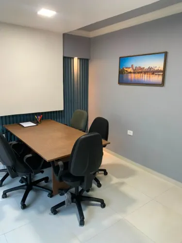 SALA MOBILIADA com condomínio e IPTU incluso.