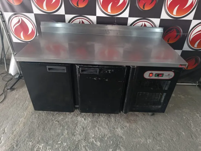 Balcão refrigerado 2 portas 1,50x70x84 220 volts todo no aço inox marca TOPEMA