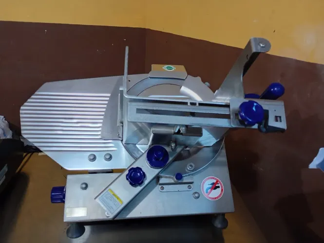 Fatiadora de frios automática Gural