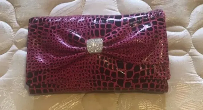 kit de pincéis macrilan que vem em uma linda clutch de píton rosa com cristais centro!!!