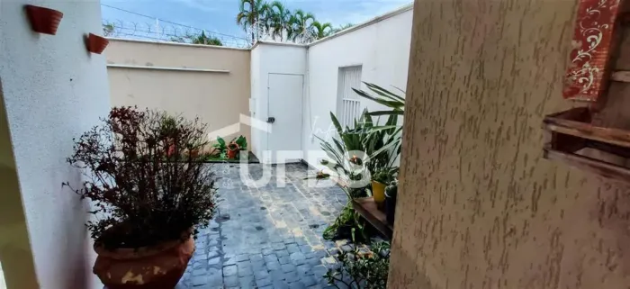 Casa com 220m² à venda no Jardim Karaíba