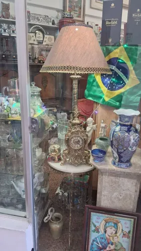 Abajur em bronze com mesa redonda em mármore 1.60 retirar na Savassi