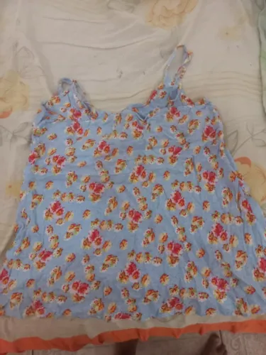 > Blusinha tamanho P azul com flores, alcinha fina, tecido levinho e fresquinho, perfeita
