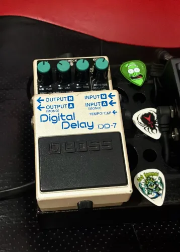Pedal Boss DD7 em ótimo estado