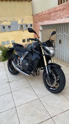 CB 1000 sem detalhes,moto tá zera 