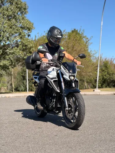 FZ25 FAZER 250 2026 com apenas 2.050km - Único Dono - somente PODIUM - Com PPF.