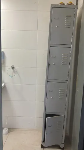 Roupeiro De Aço 4 Portas Pequenas C/ Pitão Para Cadeado Cinza