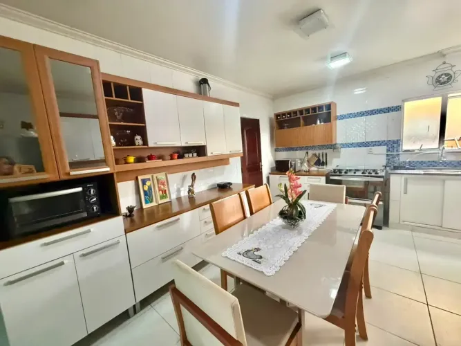 ALUGO LINDO APARTAMENTO MOBILIADO 3/4 SENDO 1 SUÍTE. 2 VAGAS DE GARAGEM, COND. BIARRITZ