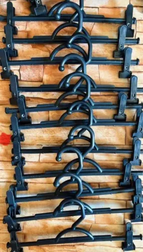 Vendo 120 cabides com presilhas