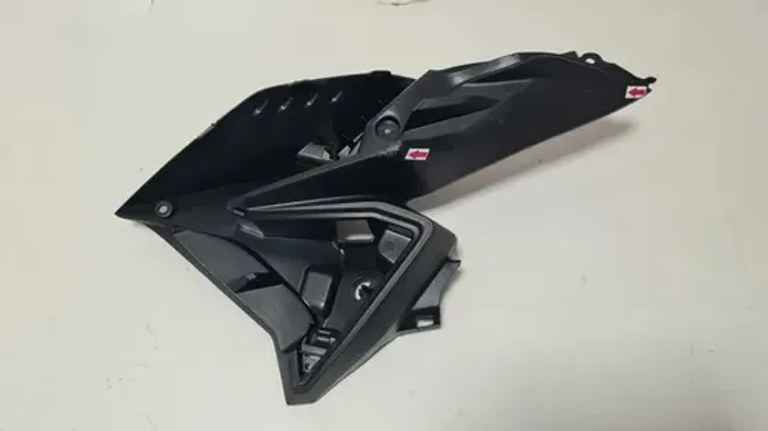 Acabamento Aba Tanque Esq Cg 160 Titan 22/24 Detalhes 62449 Preto