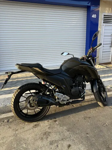 YAMAHA FAZER 250 ANO 2025 - Envelopada preto fosco - Impecável.