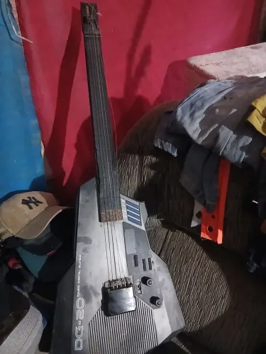 Guitarra ? DG-20 com defeito