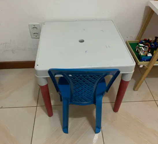 Mesa com cadeira plástica infantil
