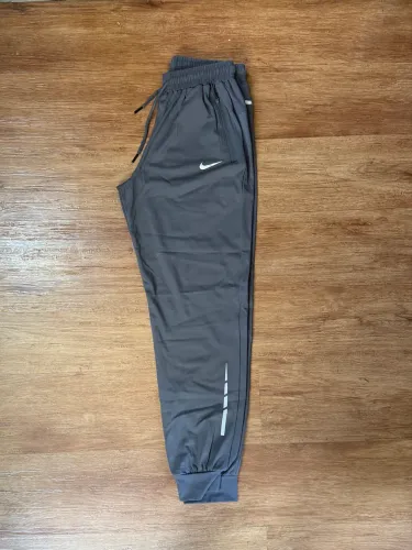 Calça Jogger Esportiva Nike Cinza Chumbo Dri-Fit / Running