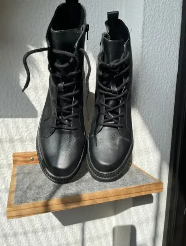 Bota de couro feminina
