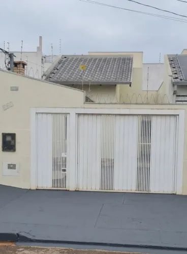 ALUGA-SE CASA. APENAS 1.600,00