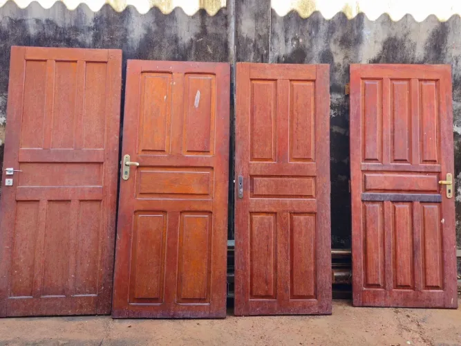 Kit de 4 portas de madeira maracatiara