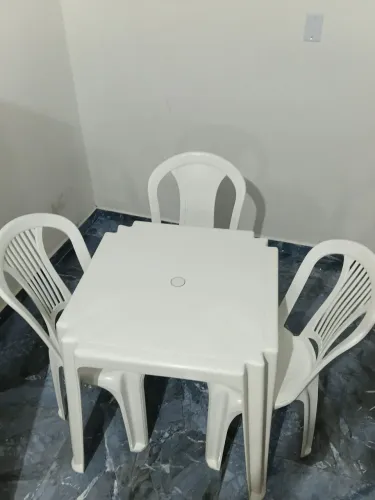 Mesa de plástico com cadeiras 