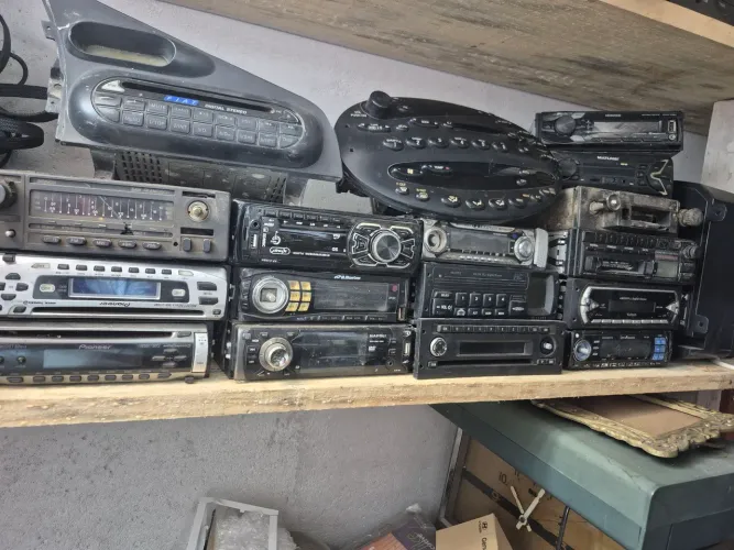 Vendo rádios automotivo ano estão funcionando para arrumar ou tirar peças 