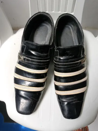 PAR DE SAPATOS JOTAPE EM COURO E SOLA BATIDA