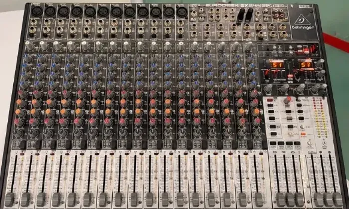 Mesa de Som Behringer Eurodesk SX2442FX - 24 Canais - Usada