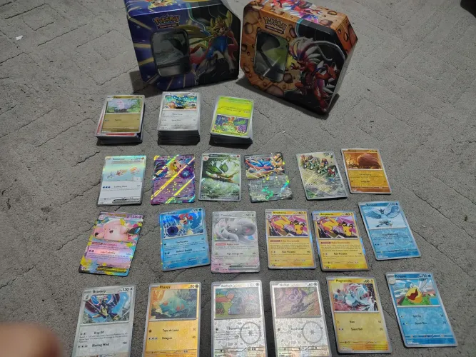 Cartas Pokémon com Latas Colecionáveis 