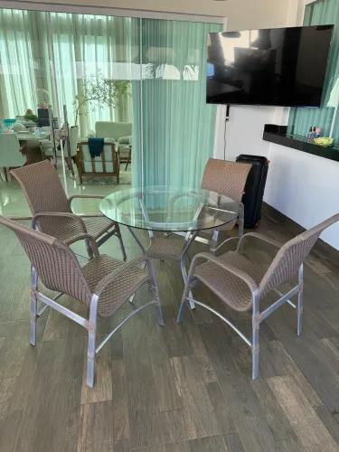 Mesa com cadeiras em alumínio