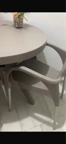 Mesa de plástico com 3 cadeiras 