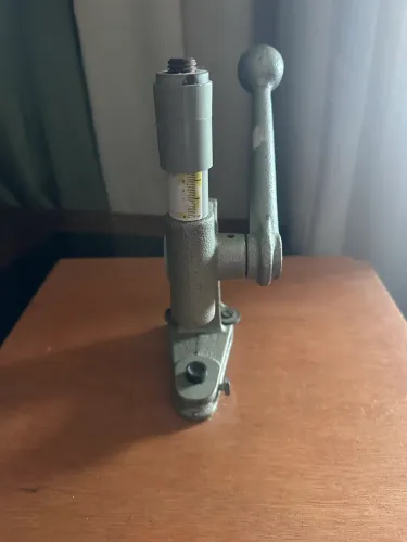 Máquina de ilhoes manual