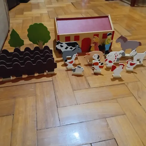 Brinquedo Fazendinha De Madeira Infantil Com Celeiro E Animais