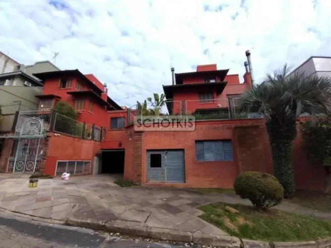 IMOBILIÁRIA SCHOTKIS ALUGA EXCELENTE CASA RESIDENCIAL DE TRÊS PAVIMENTOS COM 04 DORMITÓRIO