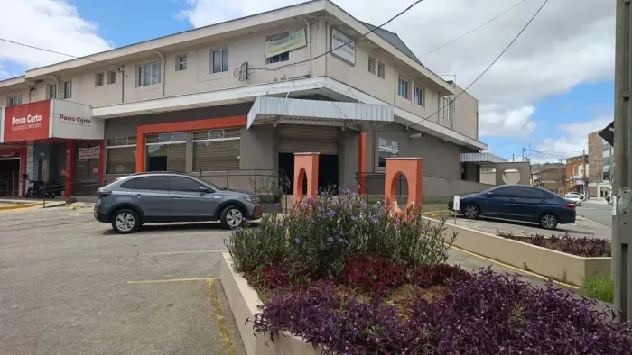LOJA COMERCIAL COM 1300 M2 - 4 m2 p.direito - 30 Vg - frente p/ Av.Tancredo Neves 1038 - V