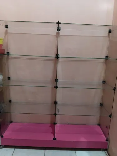 Estantes de vidro