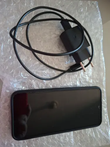 Vendo dois celulares,  1 Samsung A01 e outro Motorola ( podemos negociar o valor )