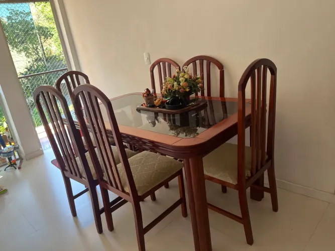 Mesa de jantar com 6 cadeiras