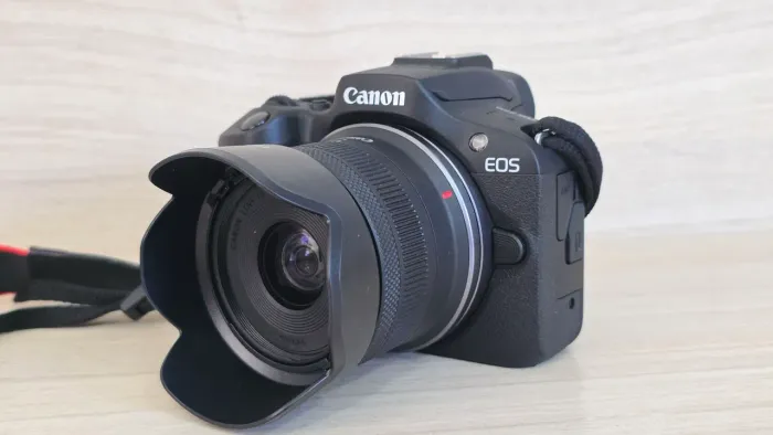 CANON R100 + LENTE RFS 18-45MM STM 