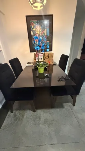 Desapego mesa de 4 lugares preta