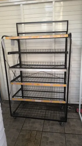 Vendo expositor para pão com rodinhas por R$270. Tenho 2. Retirada em Realengo