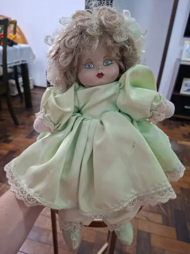 Antiga boneca de pano, com cabeca de plástico. 