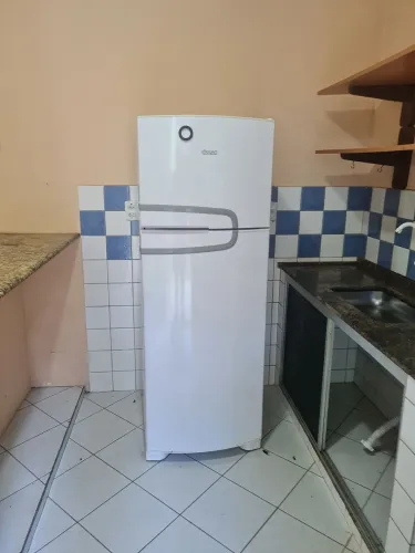 Vendo Geladeira nova c menos de 5 meses de uso. Consul l