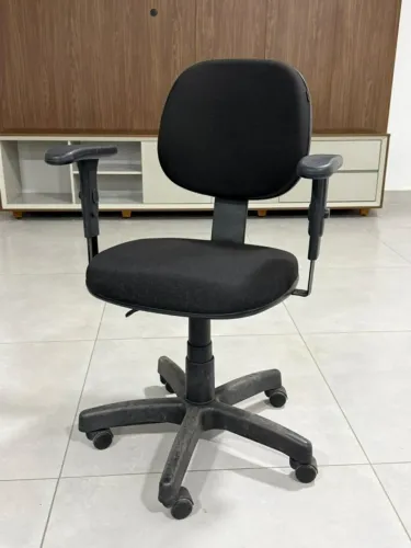 CADEIRAS SECRETÁRIAS GIRATÓRIAS COM BRAÇO