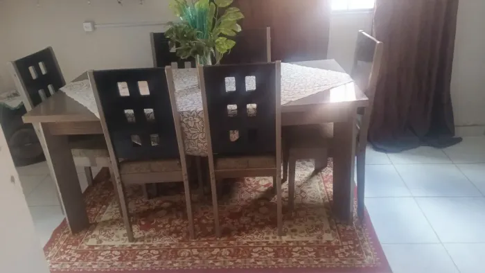 Conjunto de mesa com 6 cadeiras