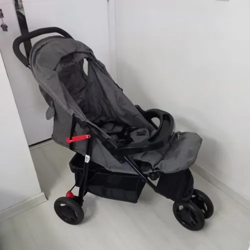 Carrinho de Bebê - Voyage com Bebê conforto e protetor