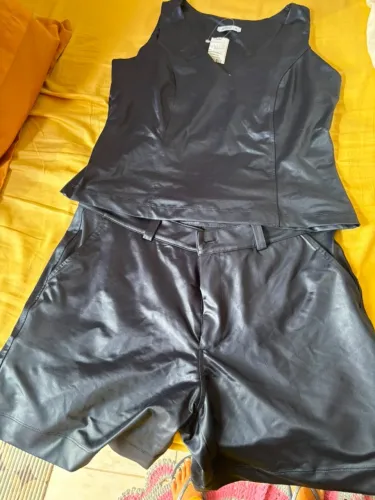 Um conjunto de bermuda azul marinho, tam G