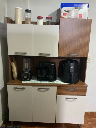 Armário de cozinha em bom estado.