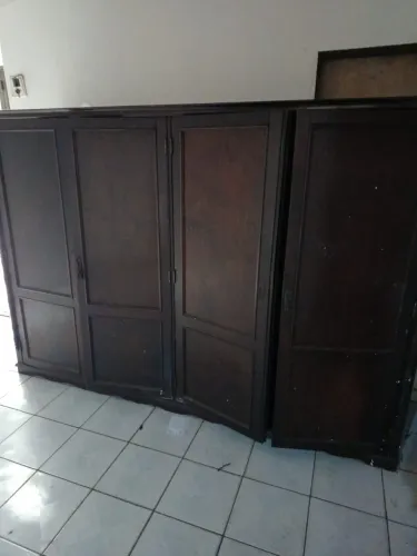 guarda roupa de madeira pesada vintage